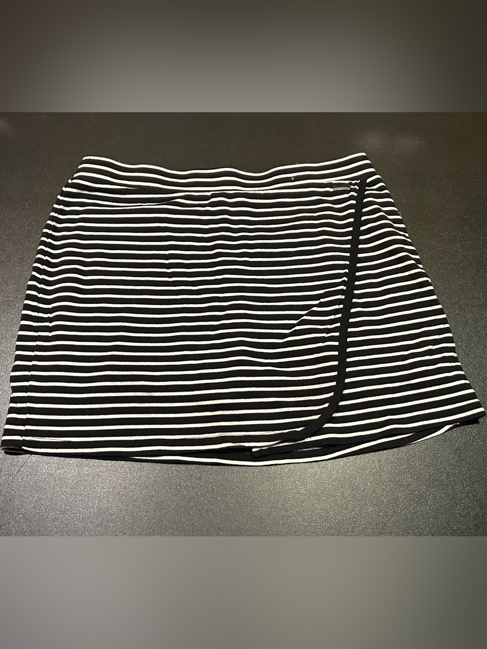 NWOT Women’s L Black/White Striped Jones NY Skort